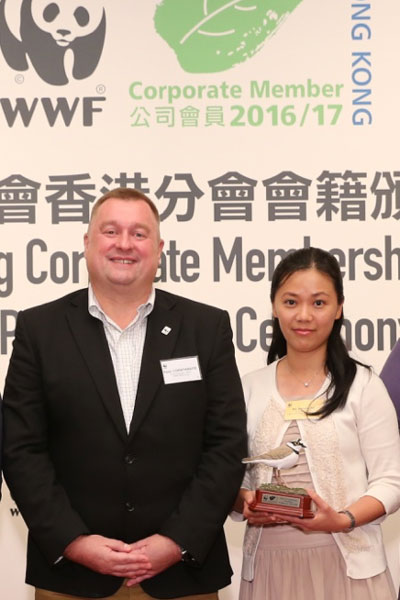 Ms Sandra Ng, Assistant to CEO of D&G Technology, received the trophy of bird model from Mr Peter Cornthwaite, CEO of WWF-Hong Kong